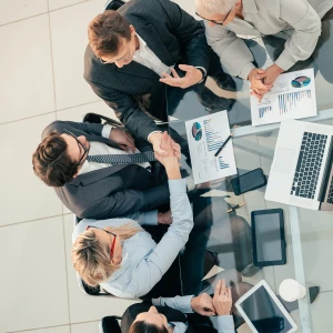 7 prostych sposobów na odnowienie starych mebli: malowanie, przecierki, bejca, wosk, decoupage, tapicerka — poradnik dla początkujących